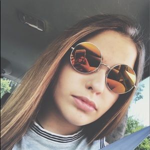 Meet your Posher, Isabel